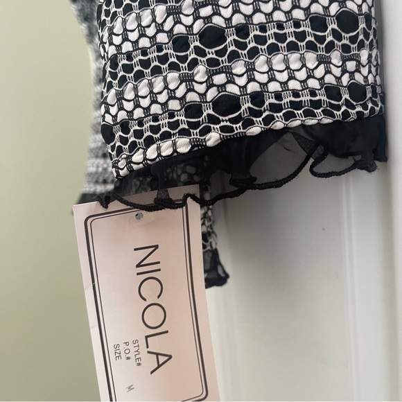 ❤️2/$15 or 3/$21❤️ NWT Nicola Black/White w/Ruffles Top, Size Medium - Picture 4 of 7